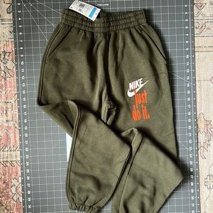 NWT Nike baggy sweatpants kids sz M